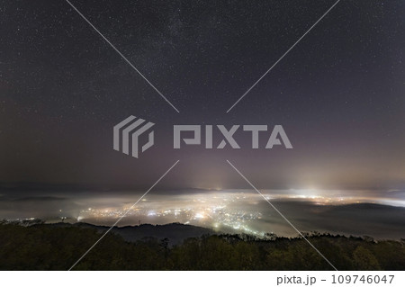 雲海広がる三次盆地の空の天の川 109746047