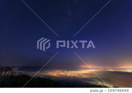 雲海広がる三次盆地の明け空の星景色 109746049