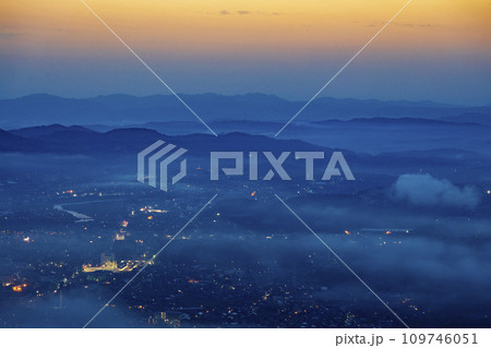 雲海広がる三次盆地の朝焼け 109746051