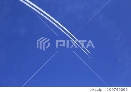 青い空に飛行機雲を描きながら演じるブルーインパルス 青い空に飛行機雲を描きながら演じるブルーインパルス 109746066