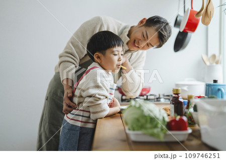 料理をする30代の父親と小学生の息子 料理をする30代の父親と小学生の息子 109746251