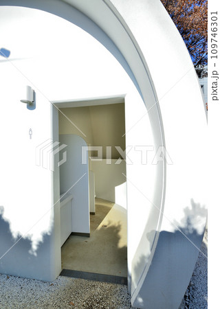 渋谷区　七号通り公園トイレの風景 109746301