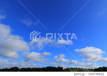 青空と白い雲 109746632