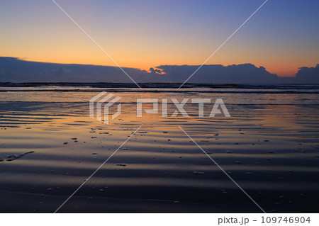 海から昇る朝日 109746904