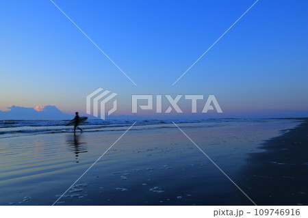 海から昇る朝日 海から昇る朝日 109746916