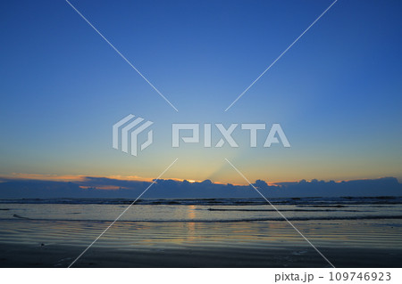 海から昇る朝日 海から昇る朝日 109746923