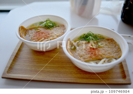 発泡スチロールの器に入ったきつねうどん 109746984