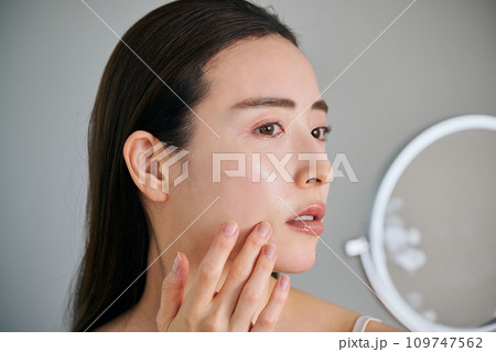ほうれい線が気になる30代女性 109747562