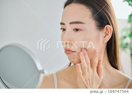 ほうれい線が気になる30代女性 ほうれい線が気になる30代女性 109747564