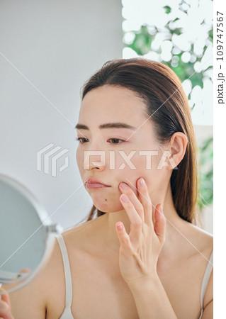 ほうれい線が気になる30代女性 109747567