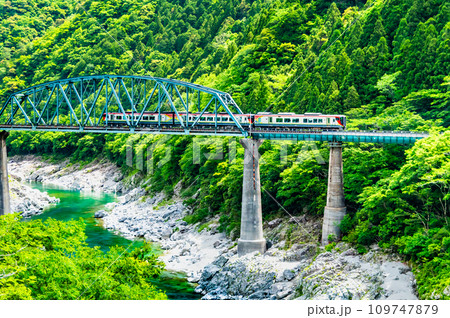 土讃線 大歩危の第二吉野川橋梁を渡る特急南風（大歩危－小歩危）の写真素材 [109747879] - PIXTA