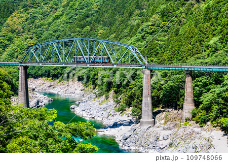 土讃線 大歩危の第二吉野川橋梁を渡る気動車(大歩危-小歩危) 土讃線 大歩危の第二吉野川橋梁を渡る気動車(大歩危-小歩危) 109748066