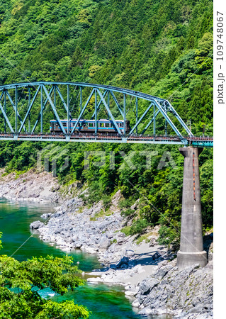 土讃線 大歩危の第二吉野川橋梁を渡る気動車(大歩危-小歩危) 土讃線 大歩危の第二吉野川橋梁を渡る気動車(大歩危-小歩危) 109748067