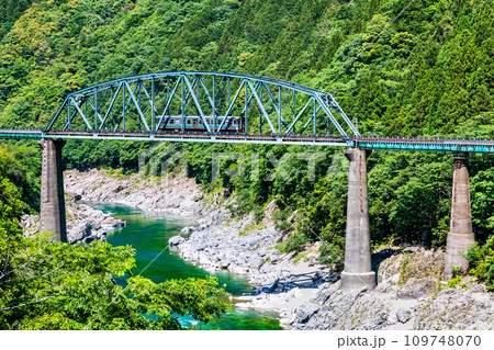 土讃線 大歩危の第二吉野川橋梁を渡る気動車（大歩危－小歩危）の写真素材 [109748070] - PIXTA