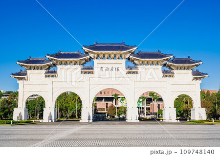台湾　中正紀念堂　自由広場牌樓 109748140
