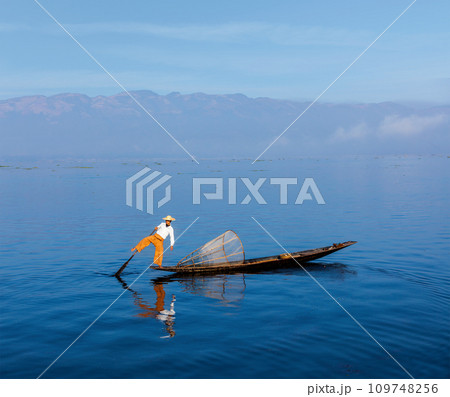 Traditional Burmese fisherman at Inle lake Traditional Burmese fisherman at Inle lake 109748256