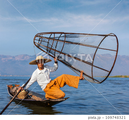 Burmese fisherman at Inle lake, Myanmar 109748321