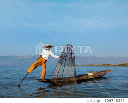Traditional Burmese fisherman at Inle lake 109748322