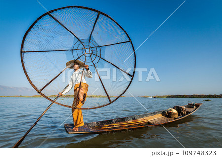 Burmese fisherman at Inle lake, Myanmar 109748323