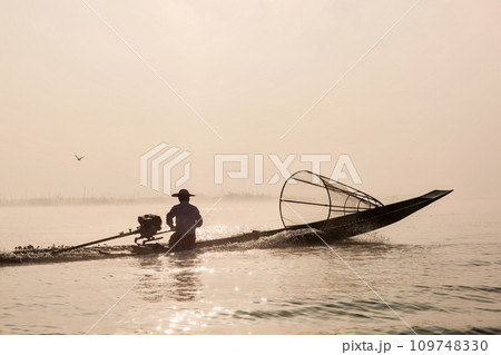 Traditional Burmese fisherman at Inle lake Traditional Burmese fisherman at Inle lake 109748330