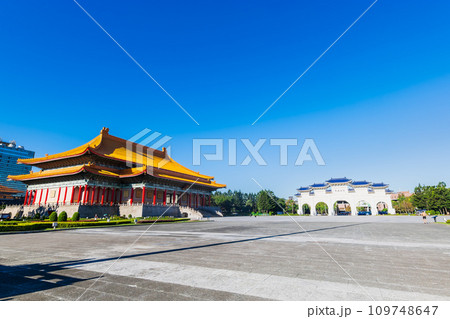 台湾　中正紀念堂　国家戯劇院と自由広場牌樓 109748647