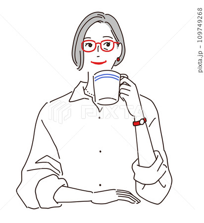 お洒落なシニア女性がコーヒーを飲んでいる 109749268