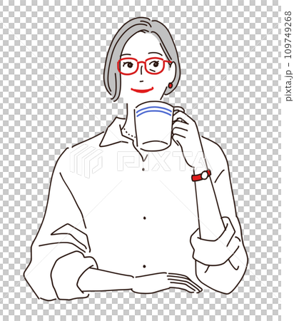 お洒落なシニア女性がコーヒーを飲んでいる 109749268