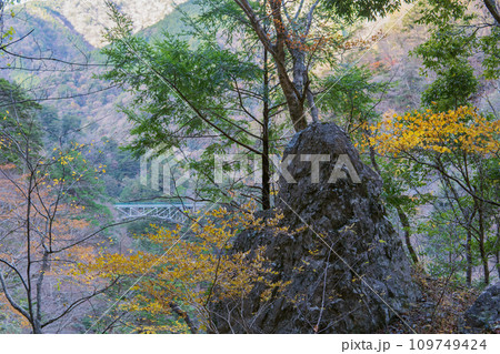 静岡県／寸又峡「子知らずの剣」・バックに飛龍橋【奥大井・オクシズ】 109749424