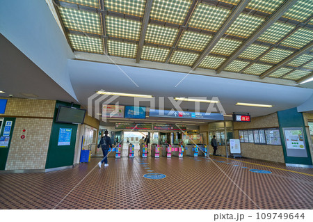 神奈川県川崎市中原区の東急線 元住吉駅改札口 神奈川県川崎市中原区の東急線 元住吉駅改札口 109749644