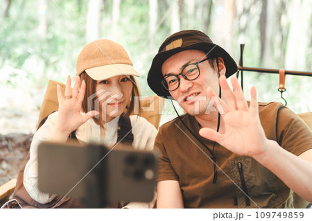 キャンプする夫婦・夫婦キャンパー・カップル・アウトドア キャンプする夫婦・夫婦キャンパー・カップル・アウトドア 109749859