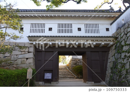岡山城の「廊下門」（岡山県岡山市北区） 109750333
