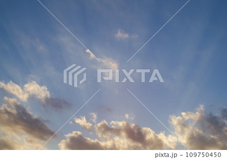 自然がもたらす美しい薄明光線(crepuscular rays) 109750450