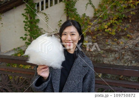 わたあめを持つ笑顔の女性 109750872
