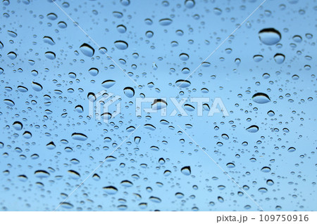 ガラスに付いた水滴 109750916