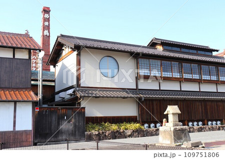 西条の造り酒屋 白壁と赤レンガ煙突 東広島市 広島県 西条の造り酒屋 白壁と赤レンガ煙突 東広島市 広島県 109751806