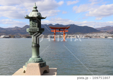 厳島神社と大鳥居　宮島　世界遺産　広島県　 109751807