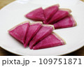 カットして皿に盛り付けた紅芯大根 109751871