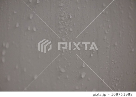 壁に滴る水滴 壁に滴る水滴 109751998