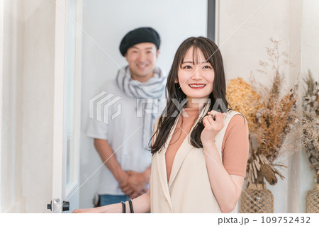 美容院・美容室・ヘアサロンに来た女性(髪質改善・髪質・キューティクル) 美容院・美容室・ヘアサロンに来た女性(髪質改善・髪質・キューティクル) 109752432