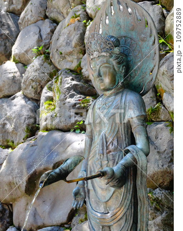 【日本】鞍馬寺境内の石垣と観音菩薩像（京都） 109752889