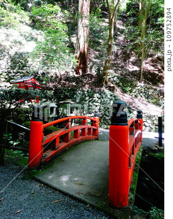 【日本】鞍馬山の参道にある朱色の橋(京都) 【日本】鞍馬山の参道にある朱色の橋(京都) 109752894
