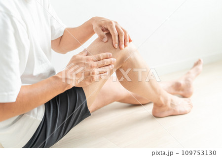 男性のムダ毛・脱毛・剃毛のイメージ（脱毛した脚としていない脚） 109753130