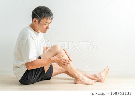 男性のムダ毛・脱毛・剃毛のイメージ(脱毛した脚としていない脚) 男性のムダ毛・脱毛・剃毛のイメージ(脱毛した脚としていない脚) 109753133