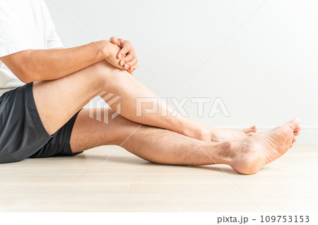 男性のムダ毛・脱毛・剃毛のイメージ(脱毛した脚としていない脚) 男性のムダ毛・脱毛・剃毛のイメージ(脱毛した脚としていない脚) 109753153