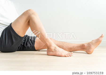 男性のムダ毛・脱毛・剃毛のイメージ(脱毛した脚としていない脚) 男性のムダ毛・脱毛・剃毛のイメージ(脱毛した脚としていない脚) 109753159