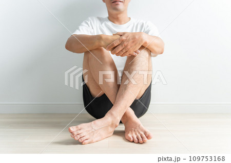 男性のムダ毛・脱毛・剃毛のイメージ（脱毛した脚としていない脚） 109753168