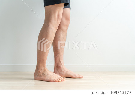 男性のムダ毛・脱毛・剃毛のイメージ(脱毛した脚としていない脚) 男性のムダ毛・脱毛・剃毛のイメージ(脱毛した脚としていない脚) 109753177