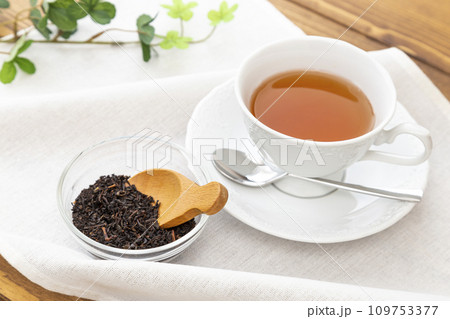 カップに注がれた紅茶と茶葉 カップに注がれた紅茶と茶葉 109753377