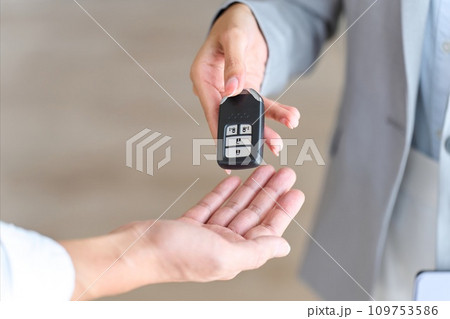 車の鍵を渡す女性 車の鍵を渡す女性 109753586