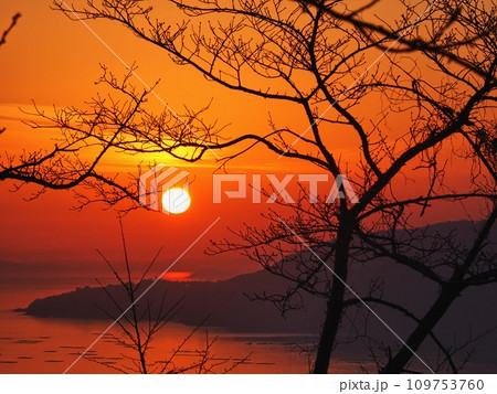 2023年12月万葉の岬から見る播磨灘の夕景 2023年12月万葉の岬から見る播磨灘の夕景 109753760